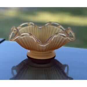 Vintage‎ Westmoreland Satin Glass Ruffle Bowl Open Lace Edge Ribbed Sides Peach